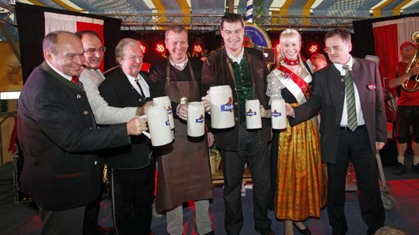 Anstich am Nürnberger Volksfest, hier ein Bild von 2012. Mit nur zwei Schlägen zapfte er am Frühlingsfest unter den kritischen Blicken des damaligen bayerischen Finanzministers Markus Söder das erste Fass Volksfestbier an.