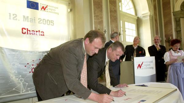 Maly traf in seiner Amtszeit wegweisende Entscheidungen: Am 12. Mai 2012 unterzeichnete er gemeinsam mit dem Herzogenauracher Vizebürgermeister Nussel (links) die Charta der Metropolregion in Erlangen. In der Charta verpflichten sich knapp 70 Spitzenvertreter aus Politik, Wirtschaft und Wissenschaft, die Region Nürnberg in Europa voranzubringen.