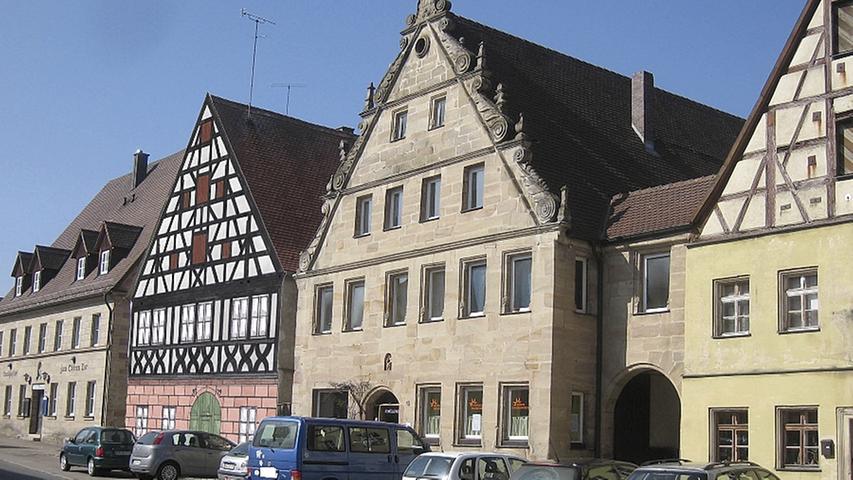 Das Bäumlerhaus wurde 1401/02 an der Hauptstraße zur wirtschaftlichen Nutzung errichtet. Nach wechselvoller Besitzergeschichte wurde es 2002 von der Stadt Heideck erworben. Die Führung beginnt um 17 Uhr.