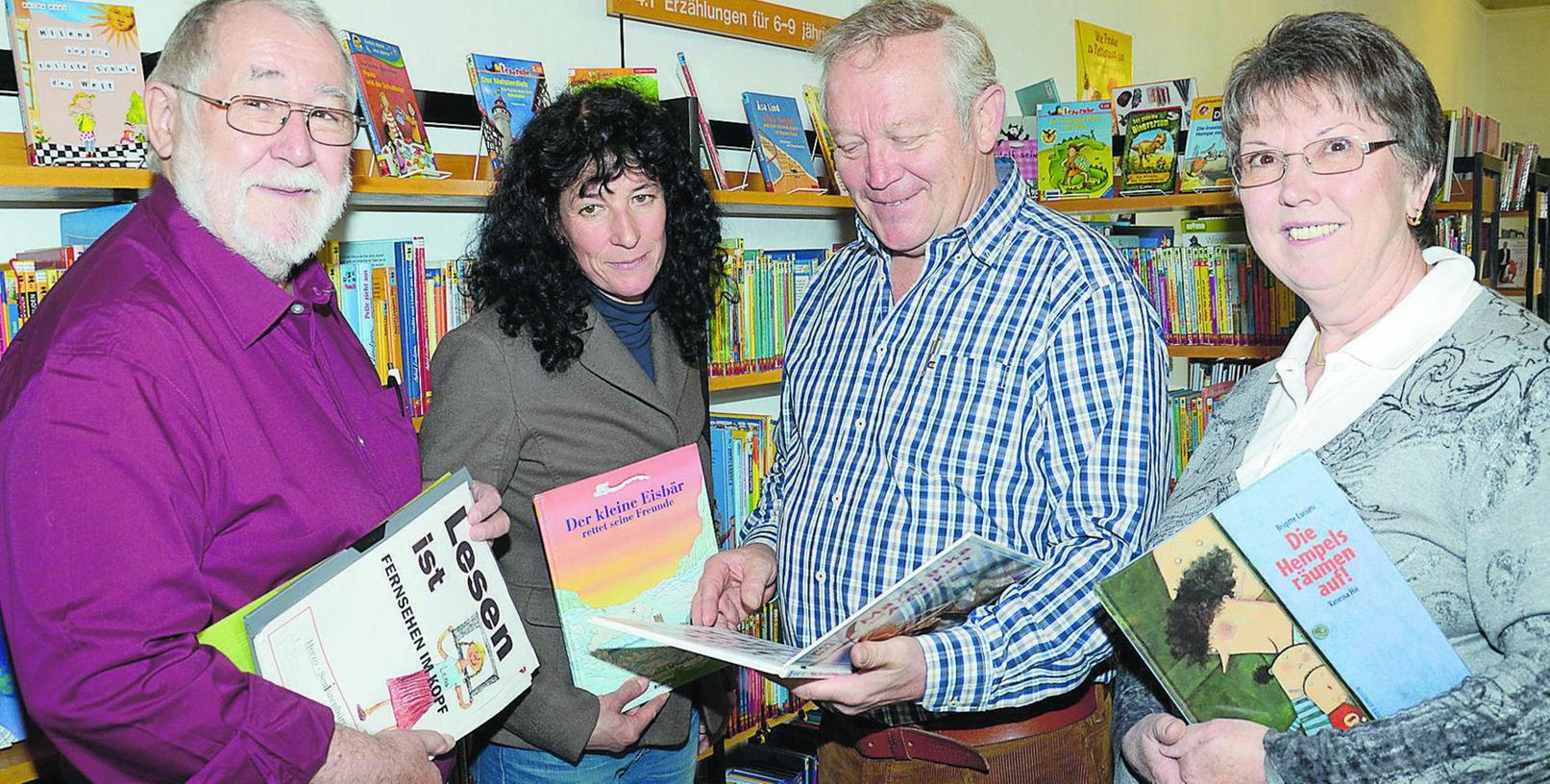 Robert Weigl (v. l. ), die Leiterin der Stadtbibliothek Gabriele Lechner, Herbert Goldmann und Gerlinde Martini sind dabei beim Neuversuch des Seniorenbeirats, Lesepaten für Kinder zu finden. Robert Weigl (v. l. ), die Leiterin der Stadtbibliothek Gabriele Lechner, Herbert Goldmann und Gerlinde Martini sind dabei beim Neuversuch des Seniorenbeirats, Lesepaten für Kinder zu finden.