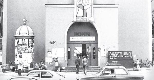 Die über 20 Jahre währende Ära des Kommunikationszentrums Komm beginnt mit einem Probelauf. 1973 macht die Stadt Nägel mit Köpfen: Das Künstlerhaus wird Deutschlands erstes selbstverwaltetes, städtisch finanziertes soziokulturelles Jugendzentrum. Zahlreiche kulturelle und politische Gruppen tummeln sich in den Räumen, das Angebot reicht von Musik über Film hin zu Siebdruck – vieles hat bis heute überlebt. Vor allem konservativen Kräften ist das Komm über die Jahre jedoch immer wieder ein Dorn im Auge. Im Wahlkampf 1996 wirbt die CSU mit „Pro Scholz – Contra Schandfleck“ um Stimmen. Mit dem Sieg der Partei ist das Ende der Selbstverwaltung quasi besiegelt. Das Komm wird zum städtisch verwalteten Kulturzentrum K4.