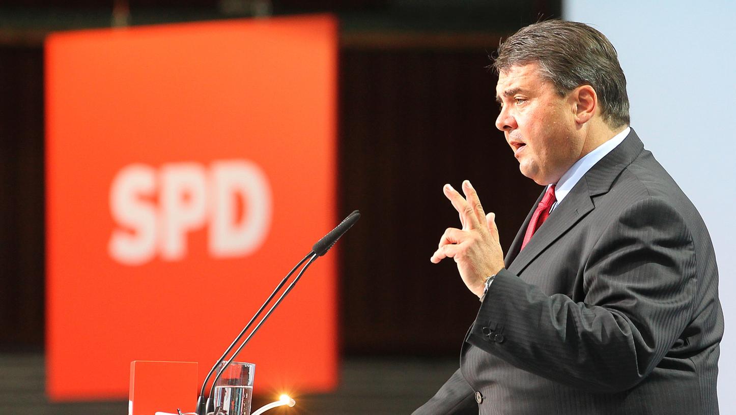 SPD-Chef Gabriel (Archivbild)pocht auf sozialen Verbesserungen.