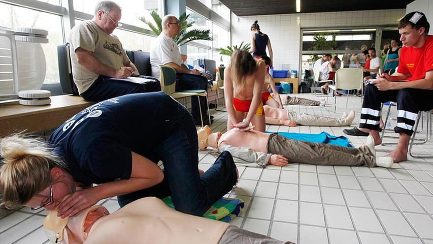 Herzdruckmassage und Beatmung: Dies waren zwei Aufgaben an der Erste-Hilfe-Station, die die Teilnehmer durchlaufen mussten.