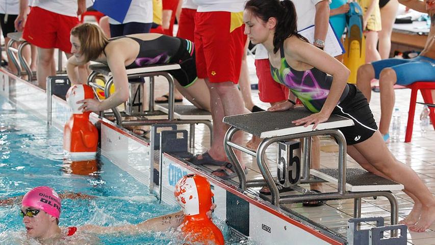 Rund 48 Mannschaften zu je vier Schwimmern traten im Langwasserbad gegeneinander an.
