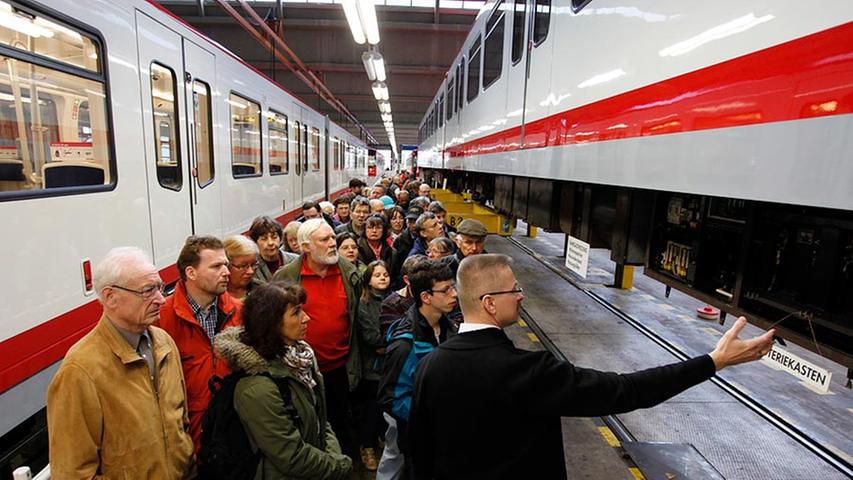 Ein Mitarbeiter erklärte den Besuchern die Technik eines U-Bahn-Zuges.