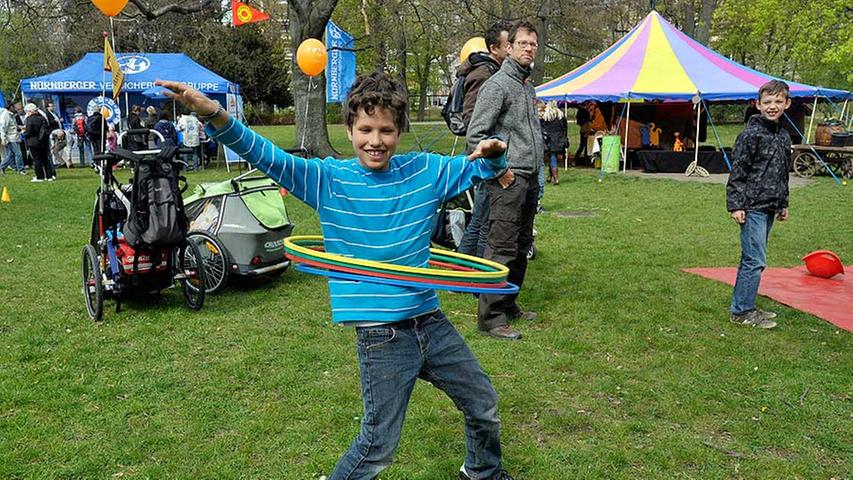 Dabei verwandelte sich der Cramer-Klett-Park in eine riesige Spielwiese zum Tollen. Hier übt Max (8 Jahre) kräftig mit den Hula-Hoop-Reifen.