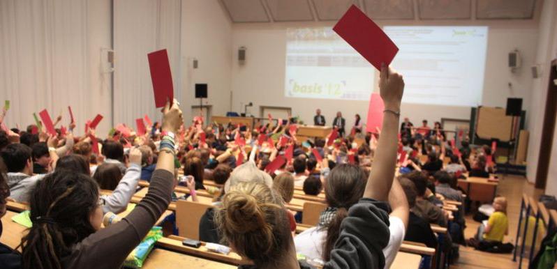 Jugendliche diskutieren über Chancen für bayerische Schulen 