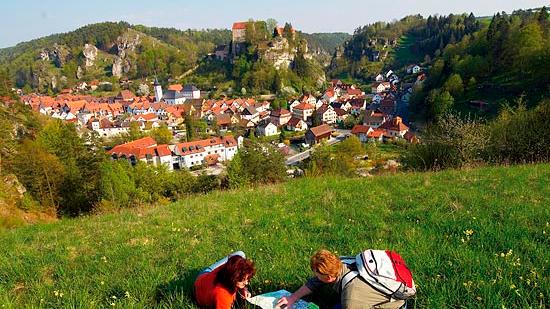 Der Frankenweg beginnt direkt am Ende des Rennsteiges in Untereichenstein. Vom Norden Frankens führt er durch den Frankenwald, in das abwechslungsreiche Obere Maintal-Coburger Land, durch die Fränkischen Schweiz und in die Burgenwelt der Frankenalb, streift das Fränkische Seenland und endet in der Juralandschaft des Naturpark Altmühltal. Infos zu diesem und anderen Wanderwegen finden Sie in diesem Artikel.