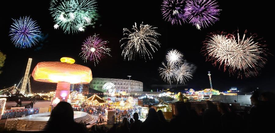 Das Frühlingsfest gehört zu den größten Volksfesten in Deutschland. Dem entsprechent bunt war auch wieder das Feuerwerk am Himmel über Nürnberg.