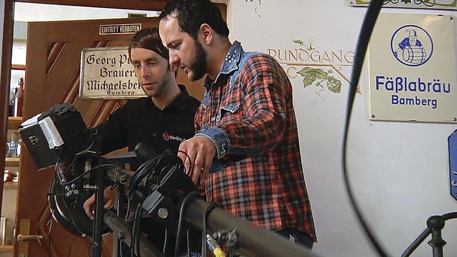 Cutter Martin Fischer (links) und Kameramann Jörg Hoffmann waren in acht Bamberger Brauereien unterwegs, um einen Dokumentarfilm über die Bierkultur der Domstadt zu drehen.