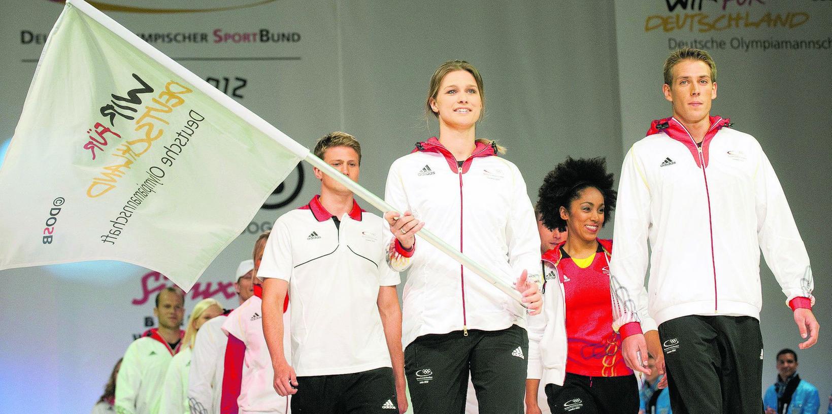 Fecht-Olympiasiegerin Britta Heidemann (mit Fahne) in adidas-Kleidung.