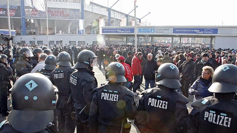 Nach dem Heimspiel des 1. FC Nürnberg gegen den Hamburger SV am 21. April 2012 beschimpften gewaltbereite Fans mehrere Polizisten.