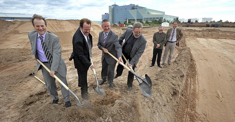 Normalerweise gefallen sich die Vertreter der Stadtspitze eher als Förderer der Wirtschaft, wie hier beim Spatenstich für den Tiefkühllogistiker Nordfrost neben der früheren Schwelbrennanlage. Nun aber fordern sie von den Fürther Unternehmen einen Beitrag zur Haushaltssanierung. Normalerweise gefallen sich die Vertreter der Stadtspitze eher als Förderer der Wirtschaft, wie hier beim Spatenstich für den Tiefkühllogistiker Nordfrost neben der früheren Schwelbrennanlage. Nun aber fordern sie von den Fürther Unternehmen einen Beitrag zur Haushaltssanierung.