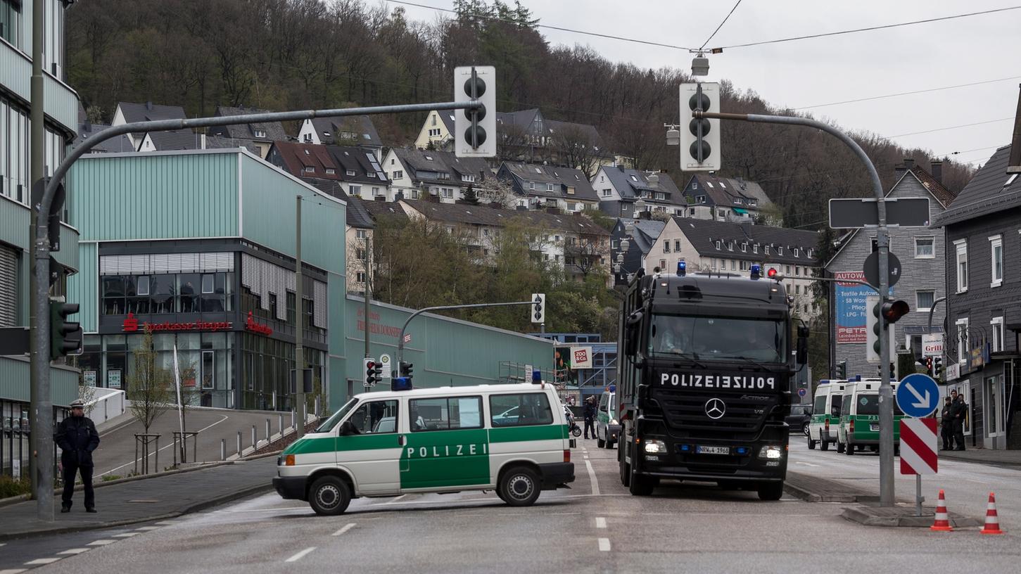 Siegen: Bewaffneter ergibt sich der Polizei Siegen: Bewaffneter ergibt sich der Polizei