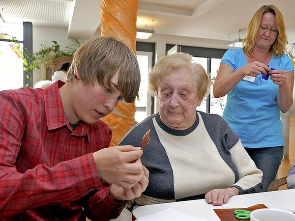 Mädchen im Reparatur- und Rettungsbetrieb