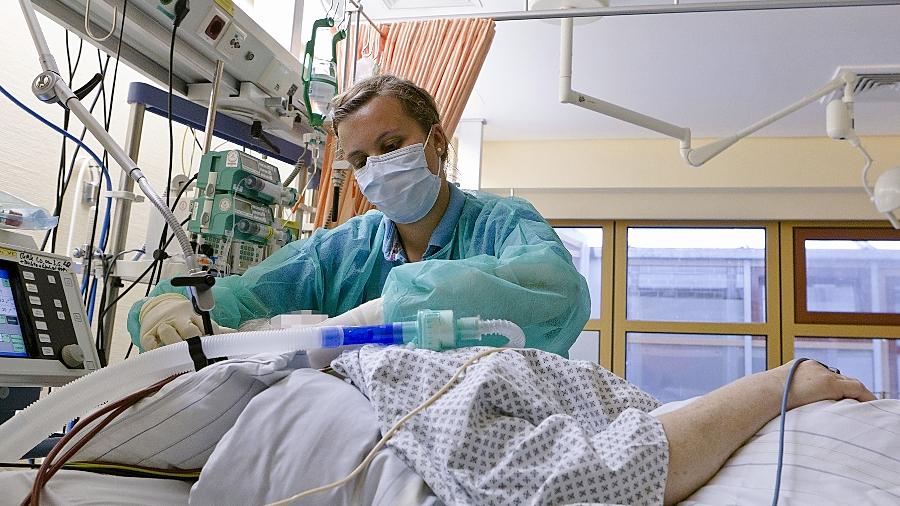 In vielen Kliniken droht ein Fachkräftemangel. Das Uni-Klinikum Erlangen will daher 25 spanische Pflegekräfte einstellen. Die ausländischen Mitarbeiter sollen vor allem auf der Intensivstation und im OP-Bereich die Patienten versorgen. In vielen Kliniken droht ein Fachkräftemangel. Das Uni-Klinikum Erlangen will daher 25 spanische Pflegekräfte einstellen. Die ausländischen Mitarbeiter sollen vor allem auf der Intensivstation und im OP-Bereich die Patienten versorgen.