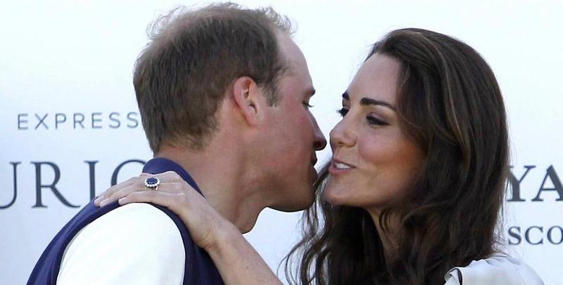 William und Kate sind seit einem Jahr verheiratet. Hier gabs ein Küsschen für William, nachdem er mit seinem Polo-Team ein Wohltätigkeits-Turnier gewonnen hatte.