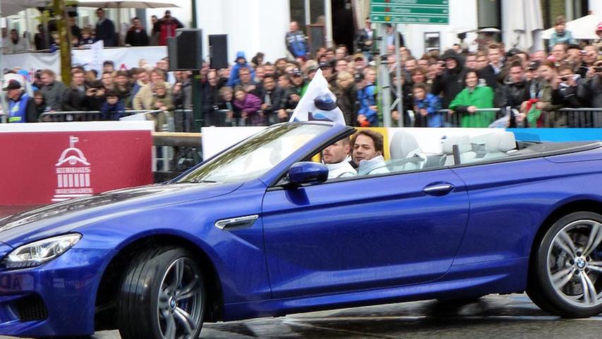 Hommage an die Fans im Cabrio: DTM-Vorjahresgesamtsieger Martin Tomczyk, der von Audi auf BMW umgestiegen ist, und DTM-Neuling Augusto Farfus aus Brasilien.