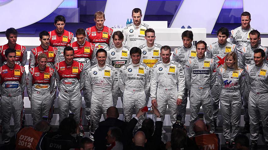 22 Fahrer, die in Autos von drei verschiedenen Herstellern antreten - das sind die Hauptdarsteller der DTM 2012. Bei der Saison-Eröffnungspräsentation in Wiesbaden stellten sie sich brav und friedlich zusammen. Nur Mercedes-Pilot David Coulthard fehlte. Der Brite musste seinen Pflichten als BBC-Formel-1-Kommentator nachkommen. Die anderen 21 von links nach rechts: Filipe Albuquerque, Edoardo Mortara, Adrien Tambay, Rahel Frey, Miguel Molina, Mike Rockenfeller, Mattias Ekström (alle Audi), Augusto Farfus, Andy Priaulx, Dirk Werner, Bruno Spengler, Joey Hand, Martin Tomczyk (alle BMW),  Susie Wolff, Roberto Merhi, Robert Wickens, Christian Vietoris, Gary Paffett, Ralf Schumacher und Jamie Green (alle Mercedes).