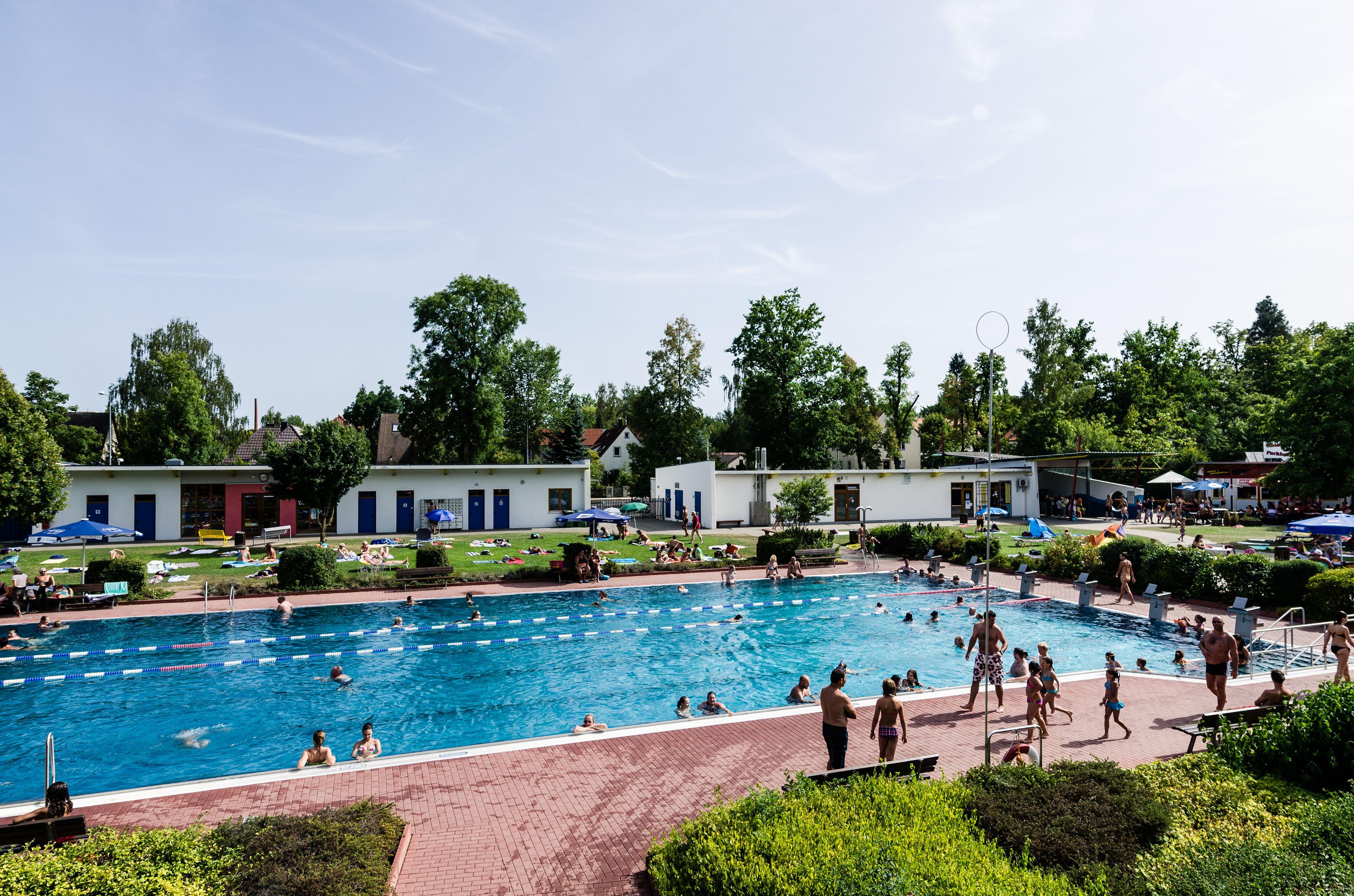 Das Parkbad in Schwabach ist das Sommer-Pendant zum örtlichen Hallenbad.  Das Freibad verfügt über ein Nichtschwimmer- sowie über ein Sportbecken mit Drei-Meter-Turm. Für das leibliche Wohl sorgt das Bad-Restaurant. Weitere Informationen gibt es hier.