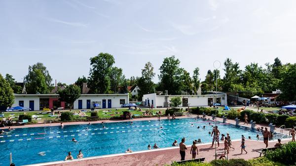 Das Parkbad in Schwabach ist das Sommer-Pendant zum örtlichen Hallenbad. Das Freibad verfügt über ein Nichtschwimmer- sowie über ein Sportbecken mit Drei-Meter-Turm. Für das leibliche Wohl sorgt das Bad-Restaurant. Weitere Informationen gibt es hier.