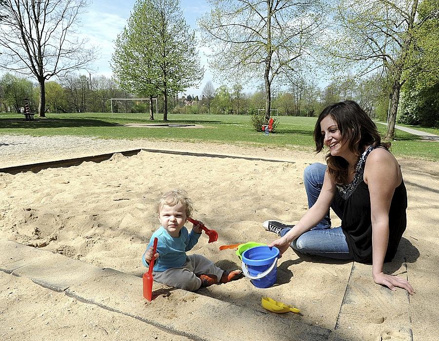 Ehrgeizige Pläne im Flussdreieck: Der veraltete Spielplatz soll modernisiert und in das großzügige neue Mehrgenerationen-Areal integriert werden. Ehrgeizige Pläne im Flussdreieck: Der veraltete Spielplatz soll modernisiert und in das großzügige neue Mehrgenerationen-Areal integriert werden.