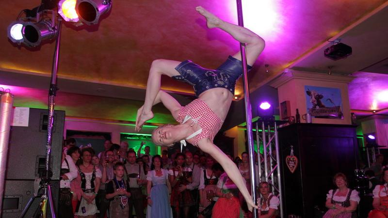 Dabei wagte die Veranstaltung den Spagat zwischen Tradition und Trend. Alte Gepflogenheiten, wie der Tanz in den Mai, wurden entstaubt und auf das Jahr 2012 adaptiert - wie zum Beispiel mit Poledance.
