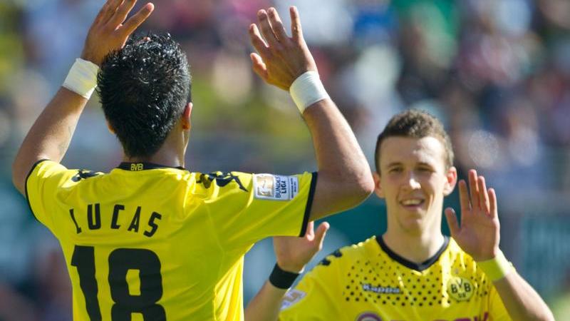Einen großen Sprung wagt auch Lucas Barrios: Der Chilene, der 2010/2011 mit 16 Toren maßgeblich zum Dortmunder Titelgewinn beitrug, wechselt für 8,5 Millionen Euro zum chinesischen Klub Guangzhou Evergrande.