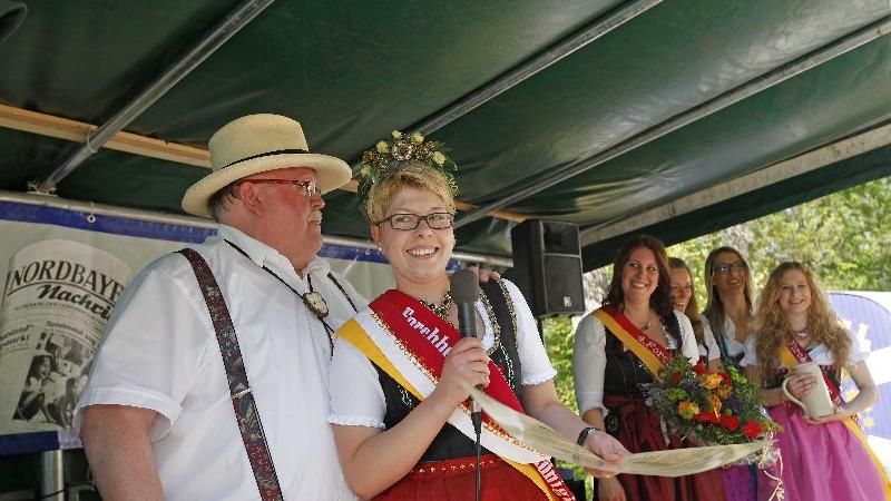Bürgermeister Franz Streit zeigt sich gern mit der Bierkönigin...