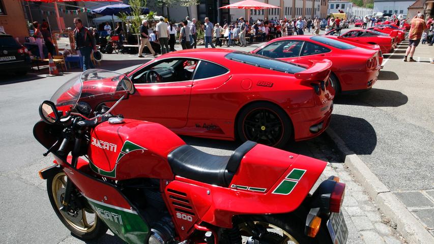 Es ist rot, es kommt aus Italien, es hat einen legendären Namen, es ist - eine Ducati. Nicht unpassend zwischen den Männerträumen aus Maranello. Und darüber hinaus deutlich bezahlbarer.