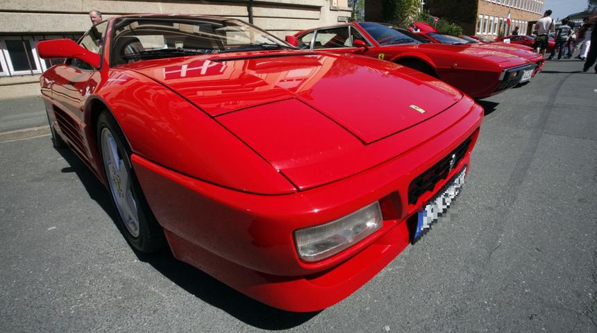 Doch auch für "Einsteiger" hatte Ferrari immer etwas zu bieten, wie beispielsweise den 348. Auch wenn die extrem hakelige Schaltung viele Neu-Ferraristi auf eine harte Probe stellte.