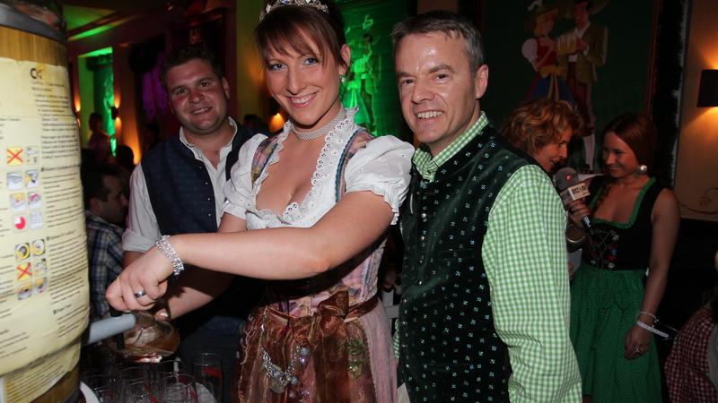 Auch die amtierende Bayerische Bierkönigin, Barbara Hostmann, kam vorbei: "Bratwurst Röslein"-Wirt Gregor Lemke (rechts) sieht ihr beim Zapfen über die Schulter.