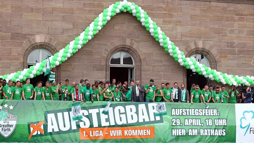 Bis zum Rathausbalkon: Der Triumphzug 2012 durch Fürth