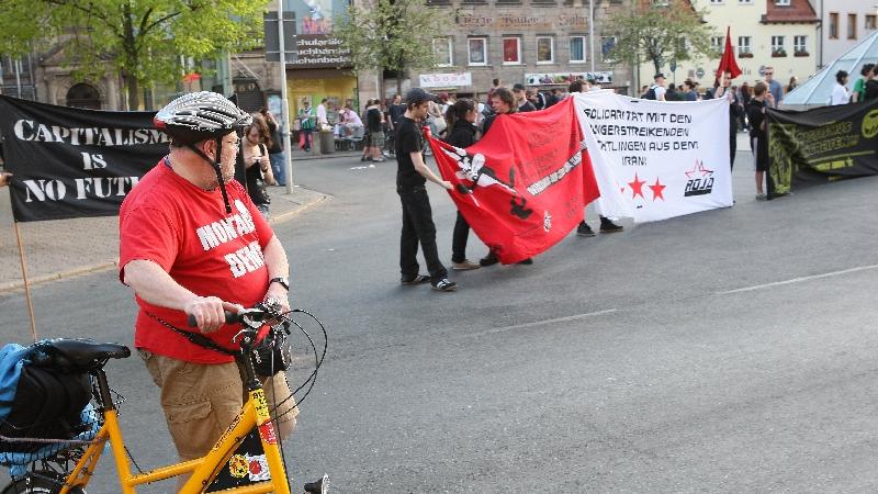 Montagsdemonstrant trifft auf Antifaschisten, die an einem Montag demonstrieren - eine spannende Begegnung.