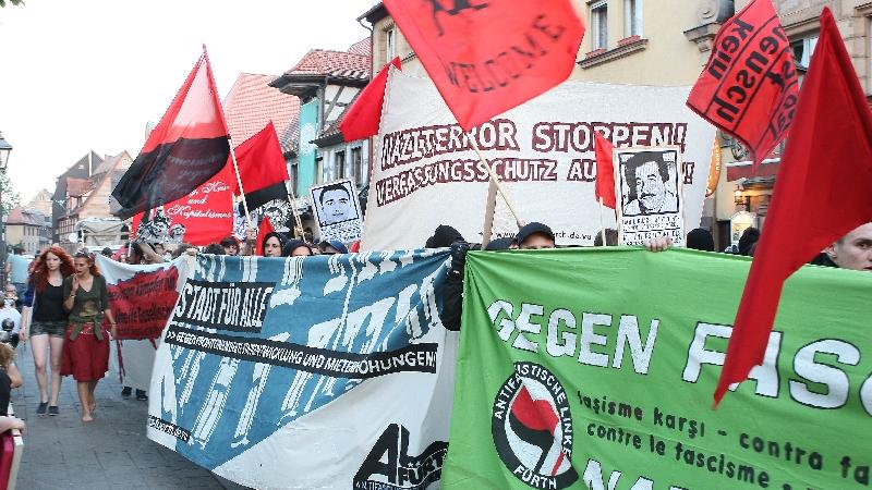 Aufgerufen zu der Demo hatten die Antifaschistische Linken Fürth (ALF) und die Jugendantifa Fürth (JAF).