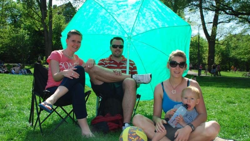 Eva (von links), Marko und Steffi mit Baby Joe haben sich extra einen Sonnenschirm mitgebracht.