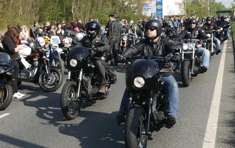 Es ist ein Phänomen: Obwohl es keinen offiziellen Organisator gibt, treffen sich jedes Jahr am 1. Mai tausende Motorradfahrer in Nürnberg am Ende der Münchener Straße