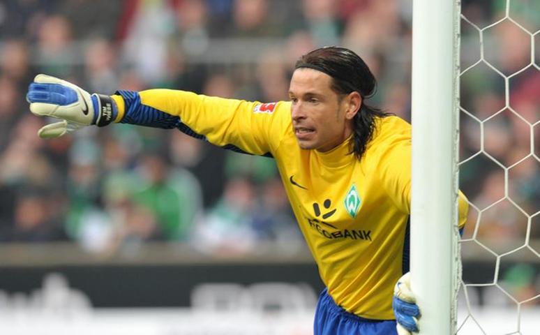 Ein Schnäppchen ist dagegen Tim Wiese. Der Nationaltorhüter verlängert seinen Vertrag beim ehemals so erfolgreichen SV Werder Bremen nicht und wechselt nach einem längeren Verwirrspiel ablösefrei in die Fußball-Provinz nach Hoffenheim.