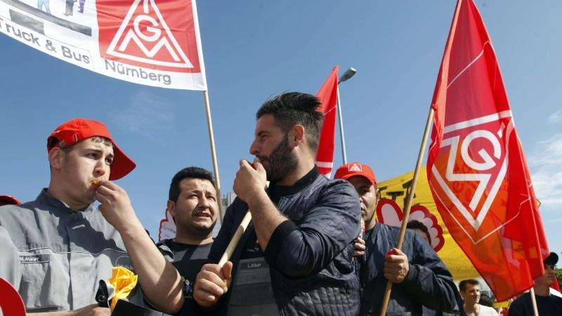 Mit Trillerpfeifen für mehr Lohn: Demo der IG-Metall in Nürnberg