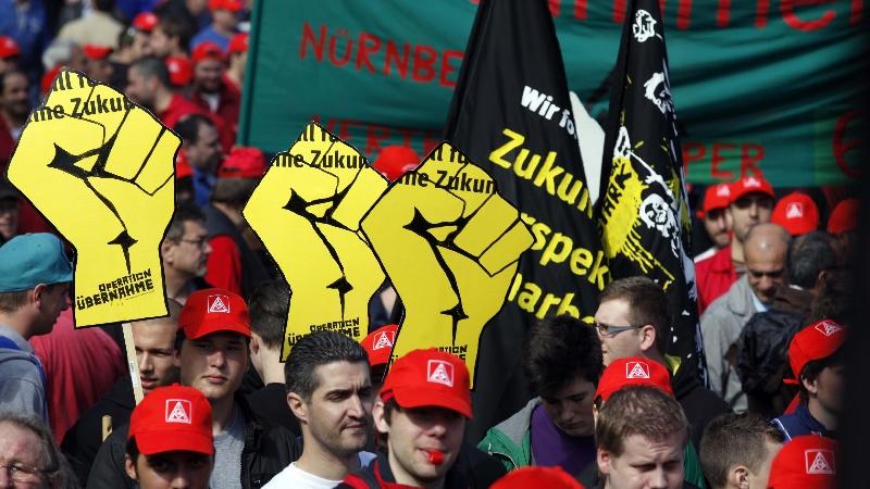 Mit Trillerpfeifen für mehr Lohn: Demo der IG-Metall in Nürnberg