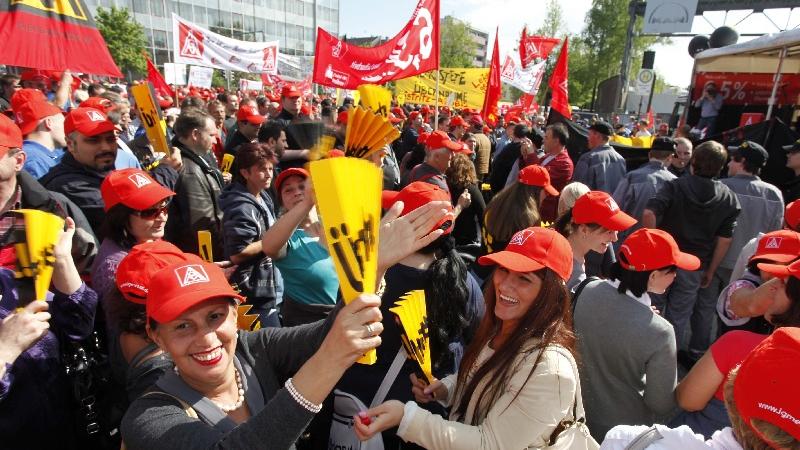 Mit Trillerpfeifen für mehr Lohn: Demo der IG-Metall in Nürnberg