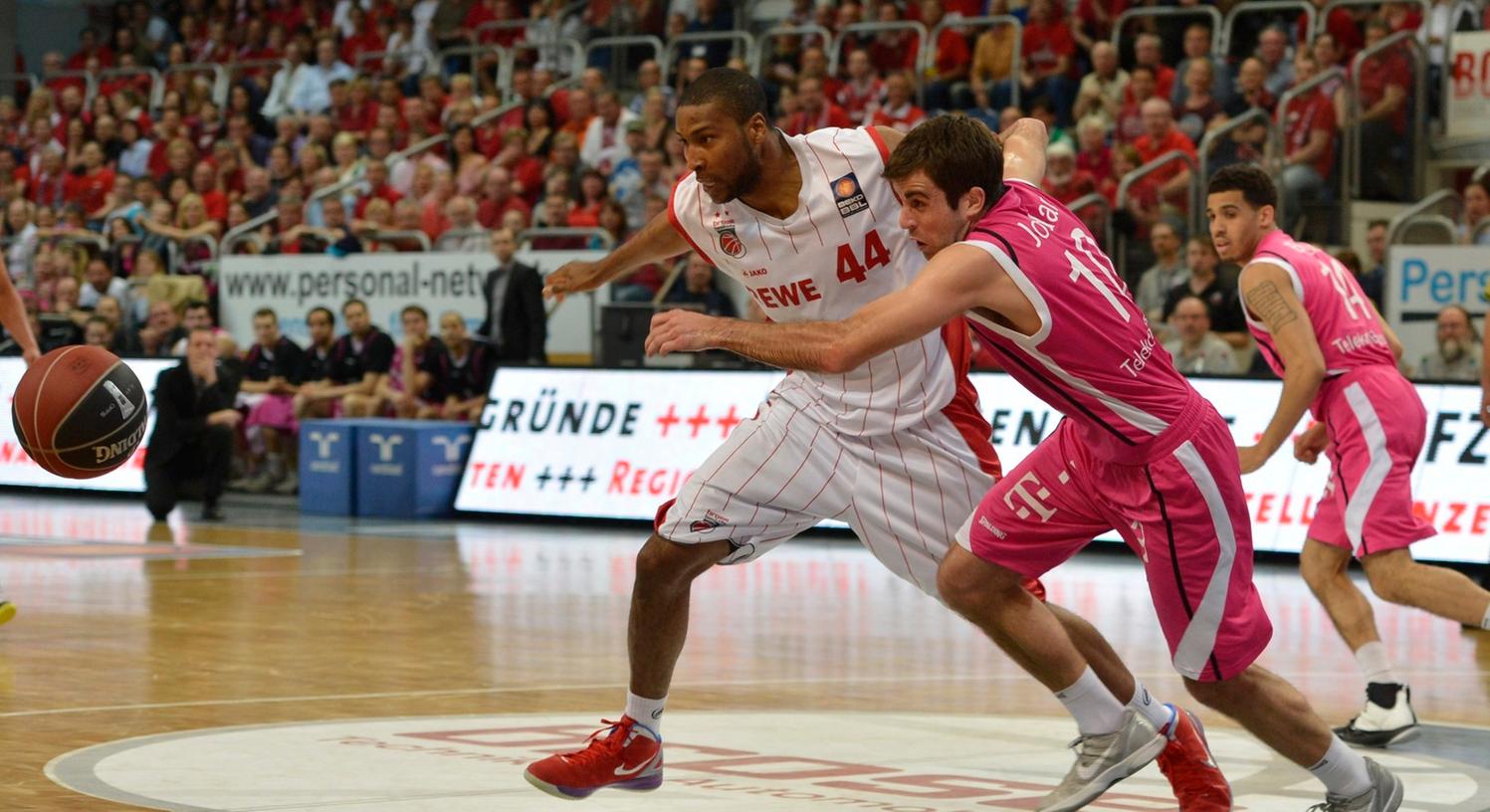 Jared Jordan, hier noch im Trikot der Telekom Baskets Bonn (Nummer 10, re.), steht offenbar vor einem Wechsel zu den Brose Baskets.