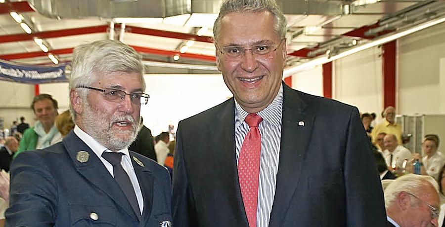 Gerd Neubauer, Vorsitzender des Fürther FFW-Vereins (links), begrüßte beim Festkommers Bayerns Innenminister Joachim Herrmann. Gerd Neubauer, Vorsitzender des Fürther FFW-Vereins (links), begrüßte beim Festkommers Bayerns Innenminister Joachim Herrmann.