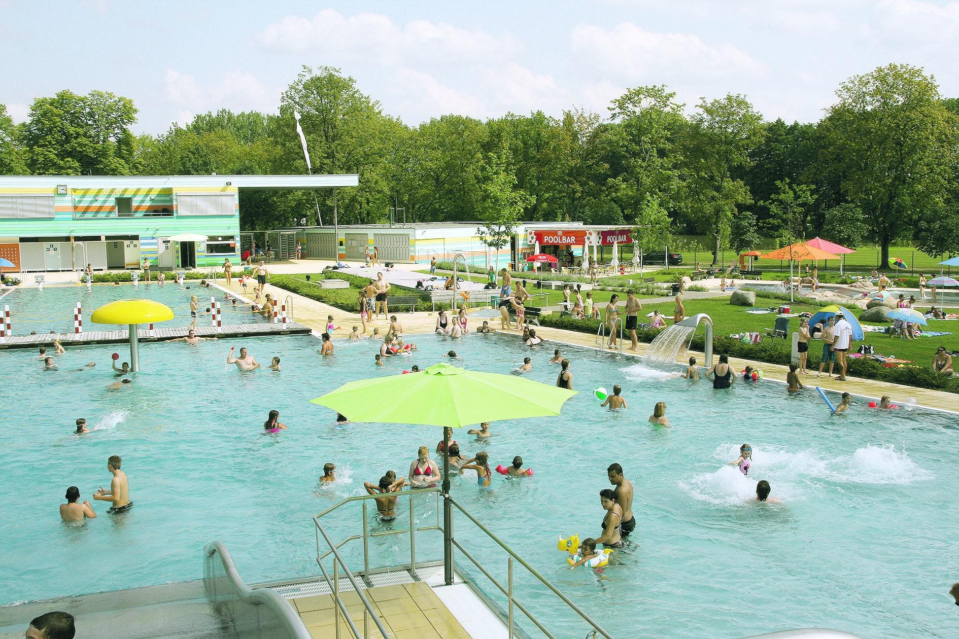 Das Bad Windsheimer Freibad stellt seinen Gästen ein kombiniertes Schwimmer-/Nichtschwimmerbecken mit Breitrutsche, Massagedüsen und Schwalldusche zur Verfügung. Außerdem kann Tischtennis und Beachvolleyball gespielt werden. Öffnungszeiten und Hygienemaßnahmen finden Sie unter folgendem Link.