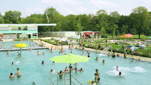 Das Bad Windsheimer Freibad stellt seinen Gästen ein kombiniertes Schwimmer-/Nichtschwimmerbecken mit Breitrutsche, Massagedüsen und Schwalldusche zur Verfügung. Außerdem kann Tischtennis und Beachvolleyball gespielt werden. Öffnungszeiten und Hygienemaßnahmen finden Sie unter folgendem Link.