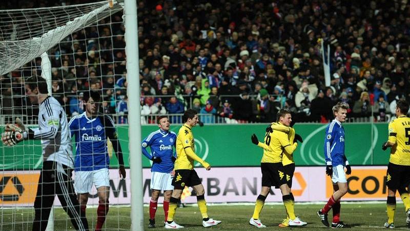 Kiels größter Trumpf war der Platz, doch auch die fehlende Rasenheizung konnte die Borussia nicht stoppen. Letzlich hieß es 4:0 für den Favoriten, der sich hier recht verhalten über Kagawas Tor zum 2:0 freut.