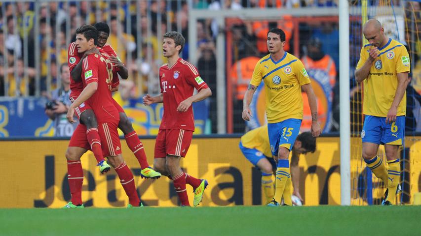 Mario Gomez, der hier David Alaba spazieren trägt, und Bastian Schweinsteiger brachten die Bayern noch vor der Pause mit 2:0 in Front, ehe der Mann des Spiels den Endstand besorgte. Thomas Müller (Mi.) hatte die ersten beiden Tore vorbereitet, das 3:0 markierte er selbst.