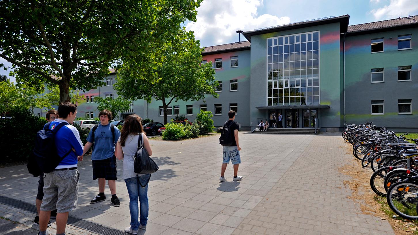 Fußball auch nach der sechsten Klasse und Aufnahme nach der fünften Klasse - dies sind die Neuerungen der Hans-Böckler-Schule ab dem Schuljahr 2019/2020. Fußball auch nach der sechsten Klasse und Aufnahme nach der fünften Klasse - dies sind die Neuerungen der Hans-Böckler-Schule ab dem Schuljahr 2019/2020.