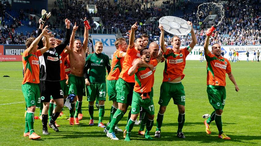 "Da ist das Ding!": Die Fürther Spieler feiern nach dem 2:2 bei Hansa Rostock den Meistertitel der 2. Liga mit einer Nachbildung der "Felge".