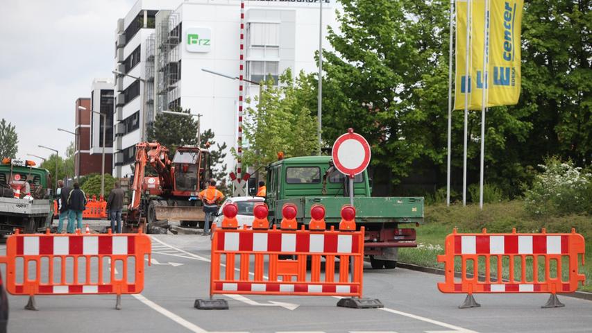 Hier geht es nicht mehr durch: Die Nürnberger Rollnerstraße ist seit Sonntagabend zwischen Kilianstraße und Nordring gesperrt. Grund ist...